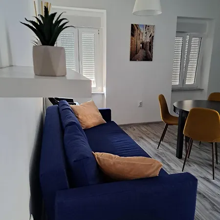 Apartment Yellow *